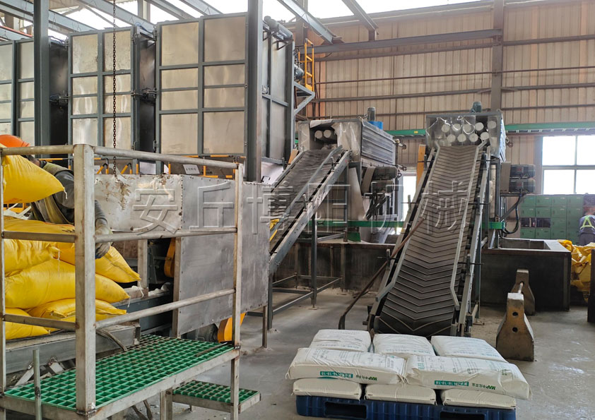 片堿自動(dòng)拆袋機(jī)應(yīng)用 堿粉自動(dòng)拆包卸料機(jī)優(yōu)勢(shì)