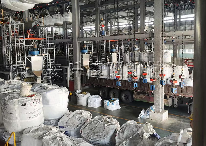 硫酸鎳全自動噸袋拆袋機的性能優勢和應用行業有哪些？